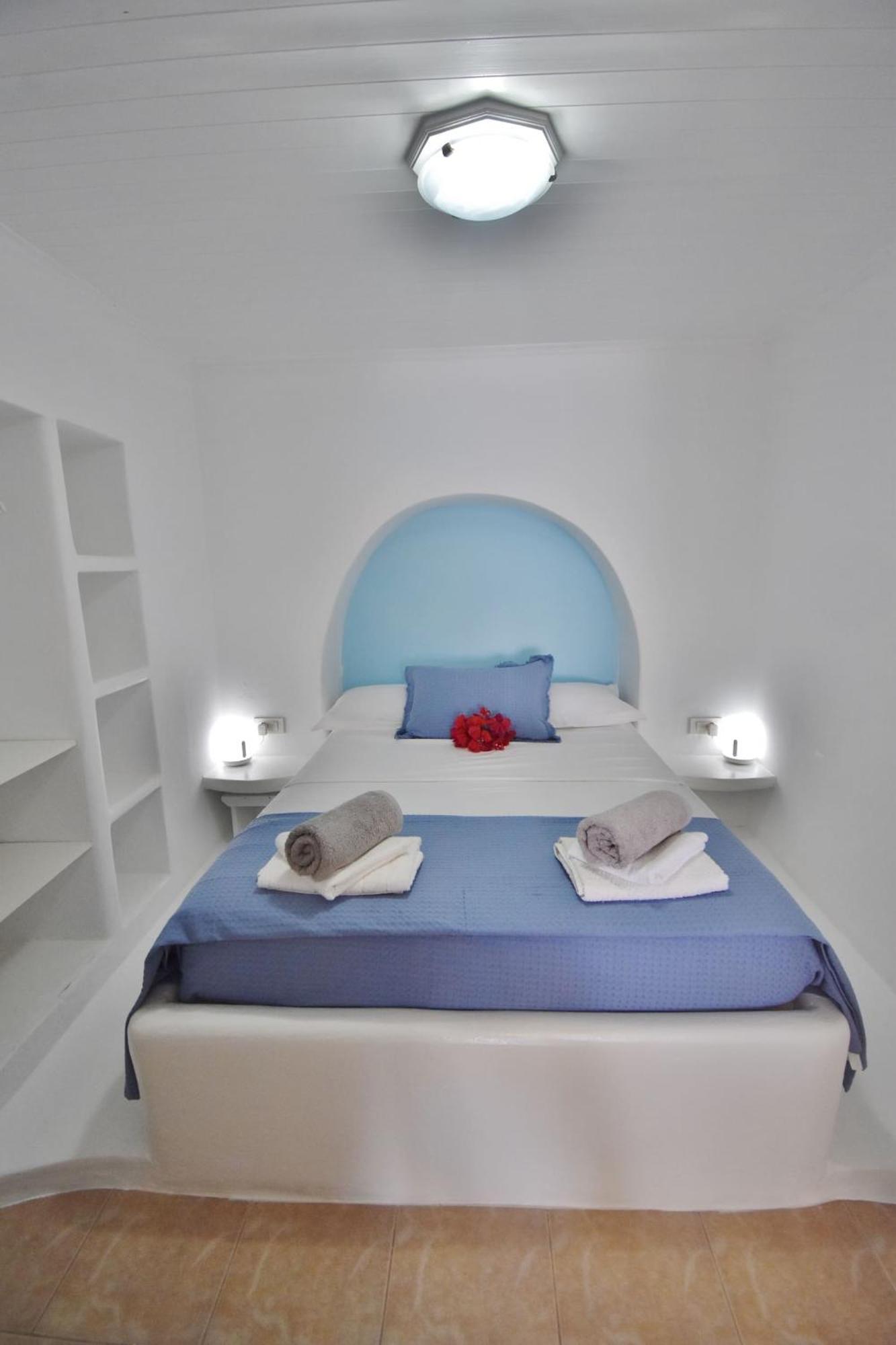 Blue Mare Apartments On The Beach Firopotamos Room photo