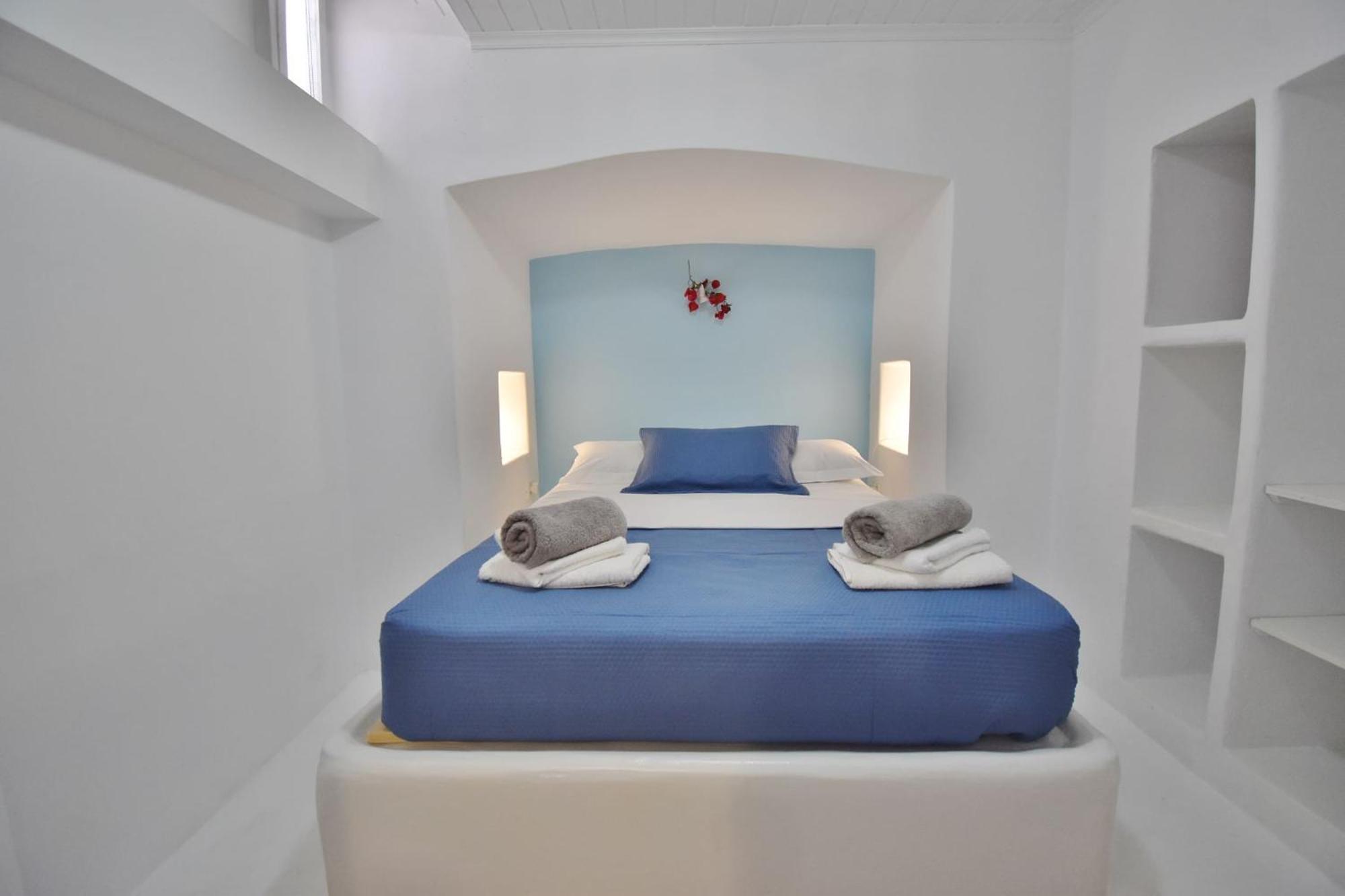 Blue Mare Apartments On The Beach Firopotamos Room photo