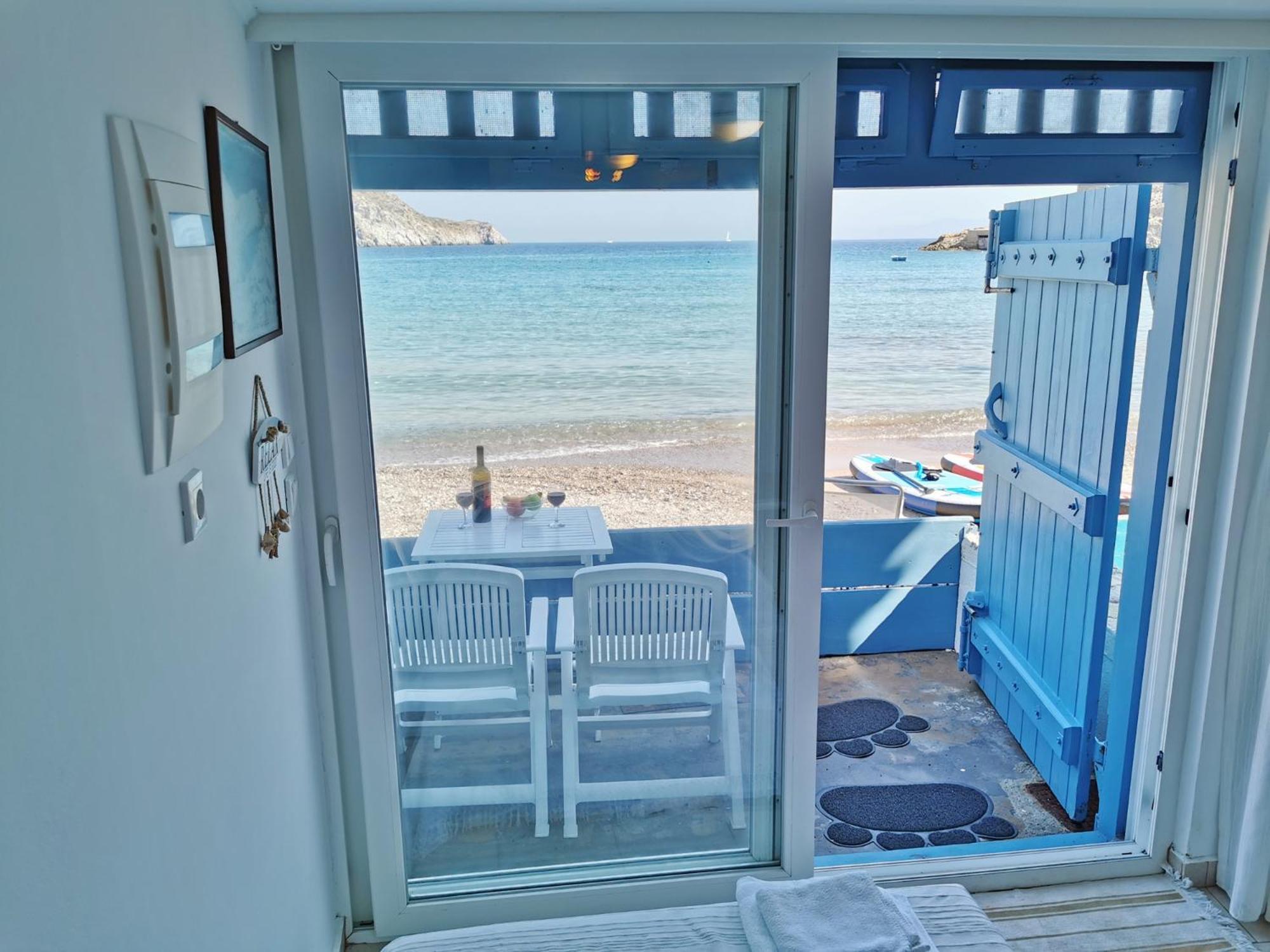 Blue Mare Apartments On The Beach Firopotamos Room photo